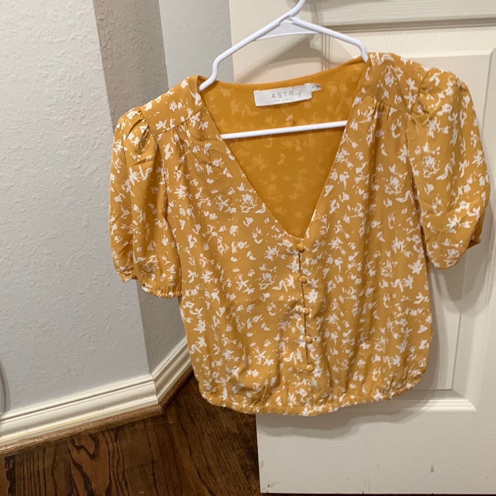 Adorable printed cropped blouse with balloon sleeves
